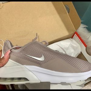 Nike Women’s AirMax Motion 2
